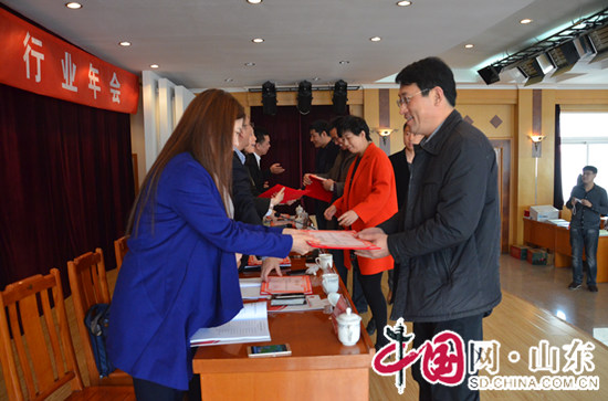 點(diǎn)擊圖片翻到下一頁(yè)>> 山東省會(huì)展行業(yè)年會(huì)舉行 發(fā)布《2015山東省會(huì)展業(yè)發(fā)展報(bào)告》